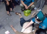 湖南岳阳50岁男子因未戴头盔被交警拦下遭盘问后突发身亡当地政府：该男子有基础疾病