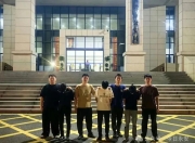 4名男子向小学生借电话手表，被警方抓了
