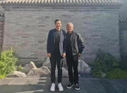 大热天穿皮衣露天与雷军合影？黄仁勋年内第三次来华，现身北京！