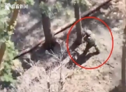 俄士兵硬核操作！徒手抓住并砸毁乌军无人机